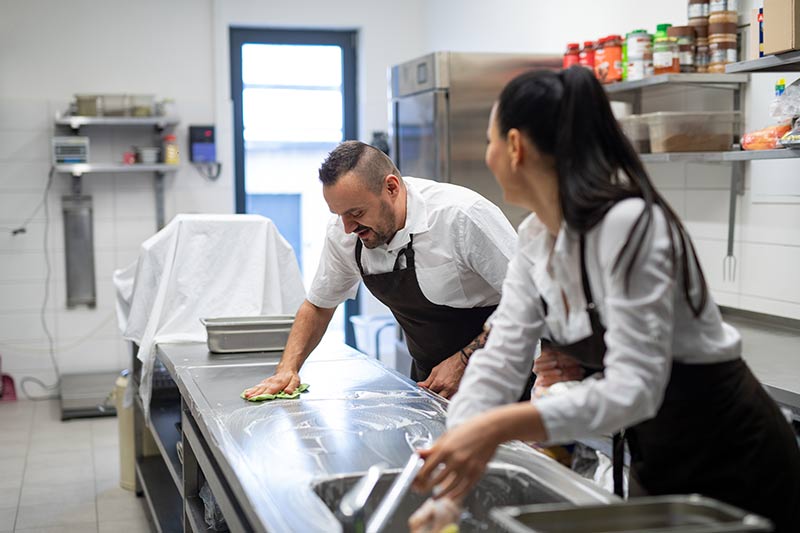 Le nettoyage des surfaces de travail dans la restauration